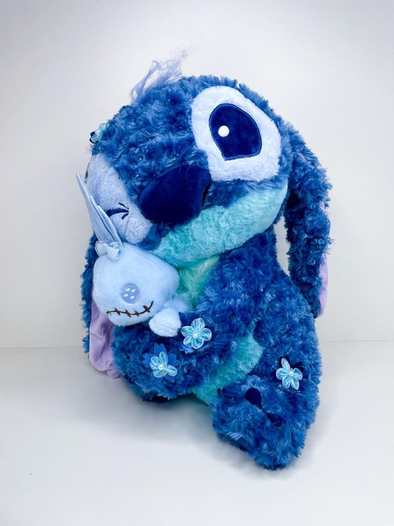 Peluche stitch con muñeco y flores