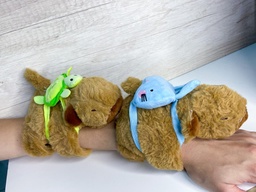 Brazalete peluche ventilador en la cola capybara