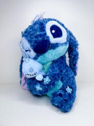 Peluche stitch con muñeco y flores